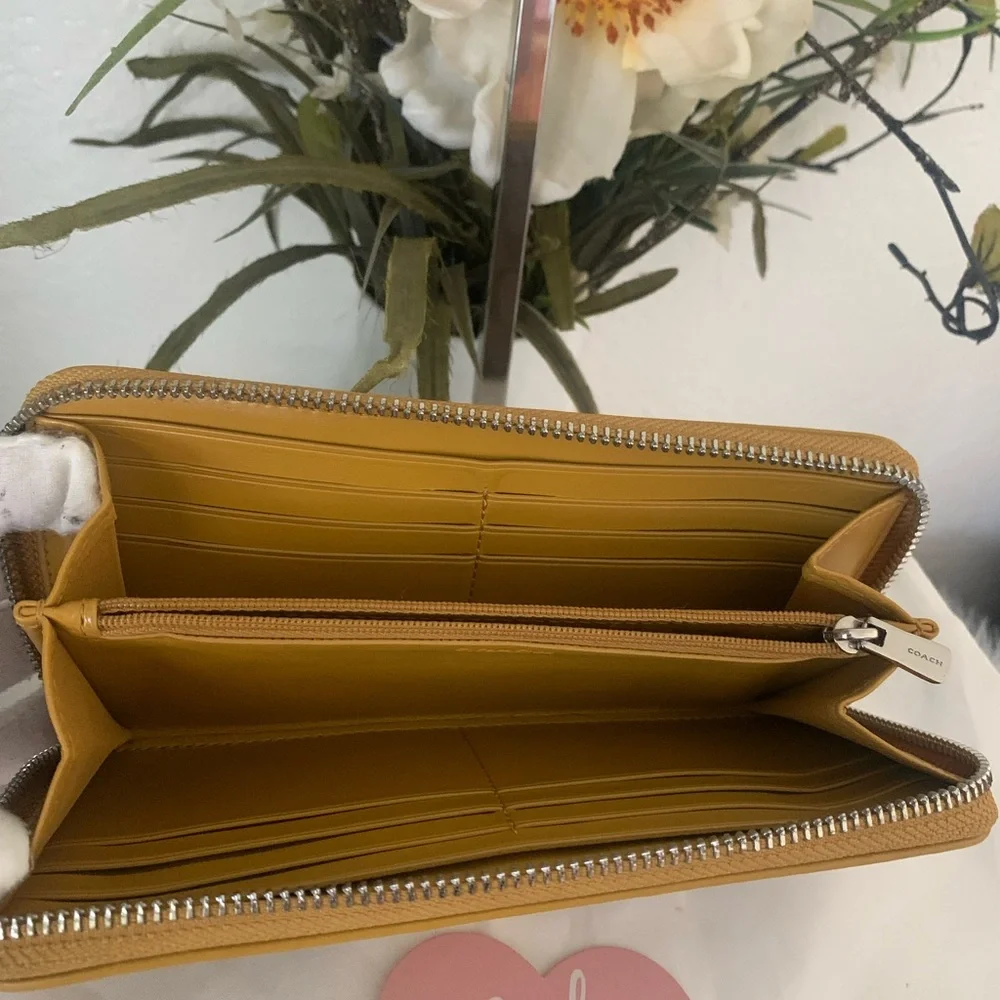 NWOT Coach Signature Leather Zip Around Long Accordion Wallet